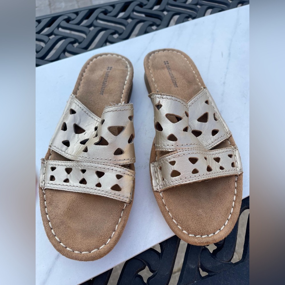 Naturalizer leather metallic gold sandals size 8